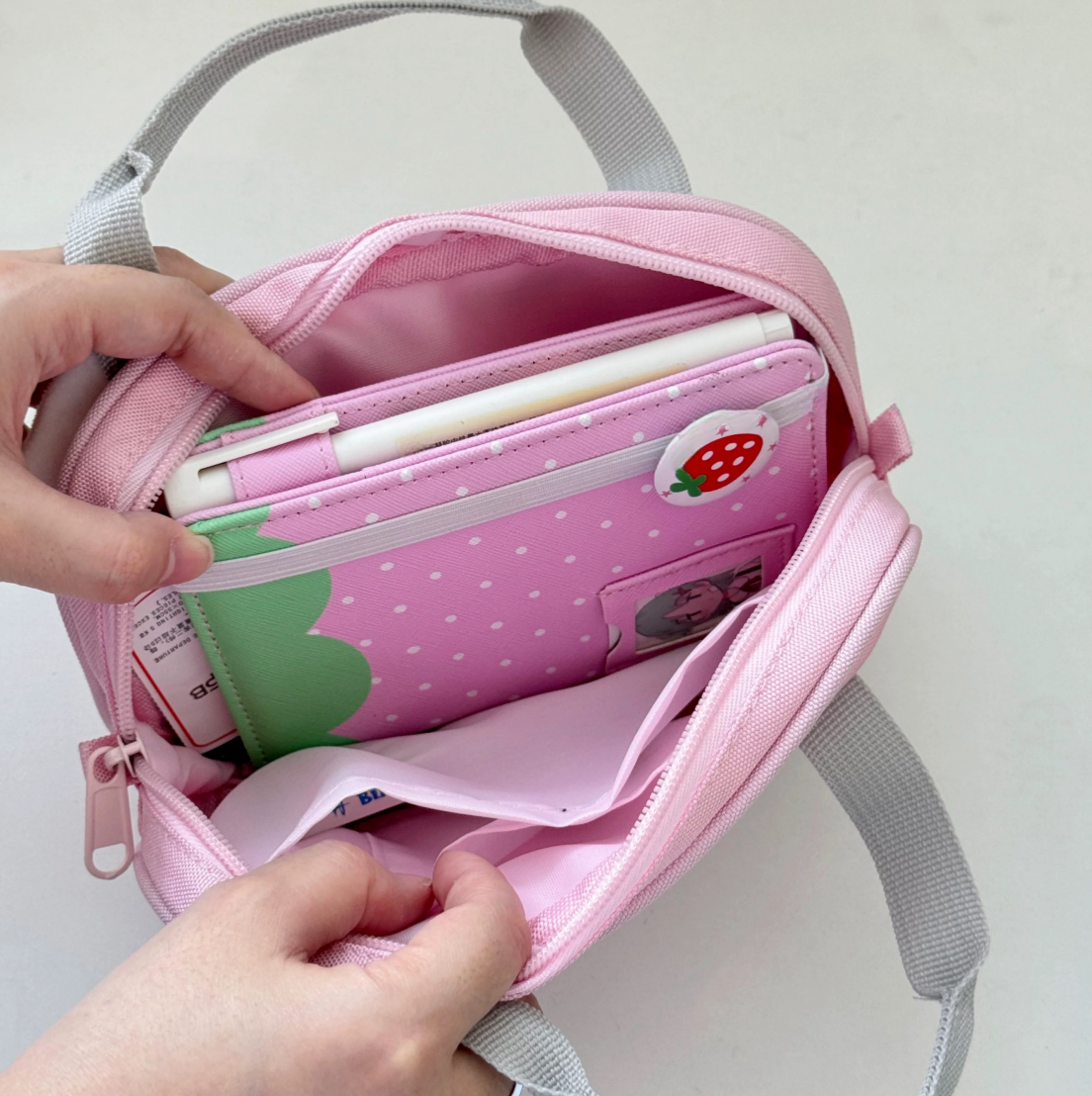 お得なトリオ 【夏コレ】 US限定 ★PINK★ ポーチ 推し活グッズ］トレーディングカード用ホルダー【0ZVW3U